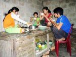 Mười chị em mồ côi vượt khó
